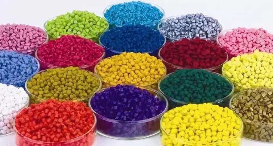 “變頻技術(shù)是如何應(yīng)用在中國(guó)塑料制品行業(yè)的節(jié)能改造中的？”